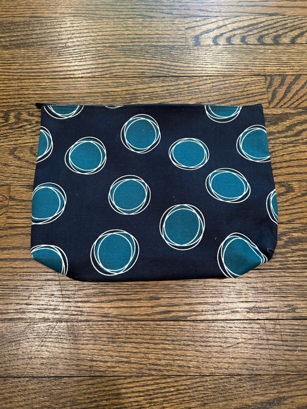 Thirty one large zippered pouch in La Di Dot pattern